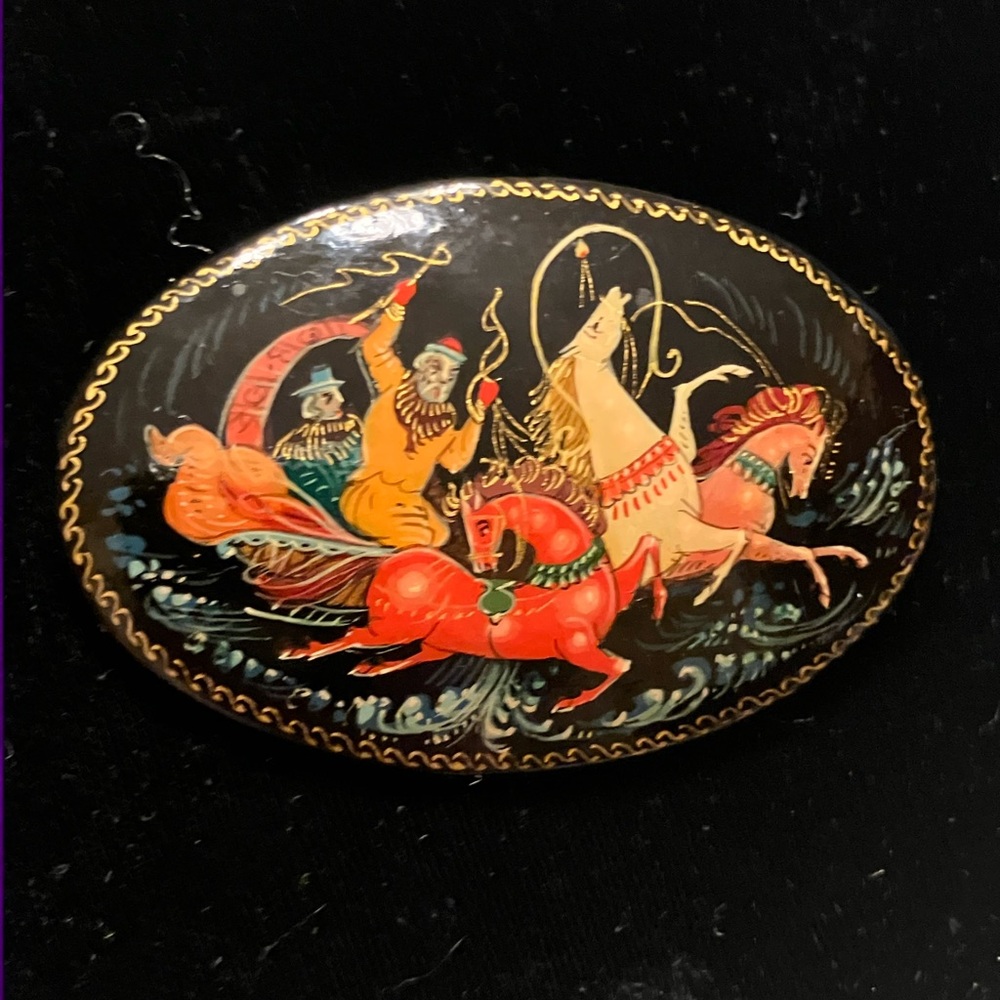 RUSSIAN HAND PAINTED LACQUERED BROOCH TROIKA SCENE USSR STAMPED - Picture 8 of 8